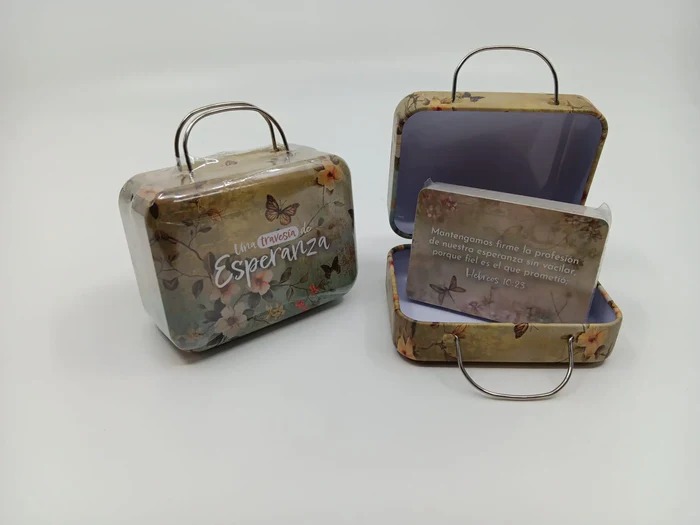 Caja De Promesas Metálica Maleta/ Una Travesía De Esperanza